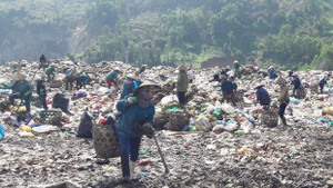 Phận người ‘bới rác tìm cơm’ tại bãi rác lớn nhất Đà Nẵng