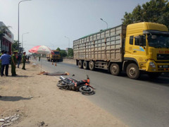 Tăng tốc vượt xe tải phía trước, xe tải chở dăm tông chết người đi xe máy
