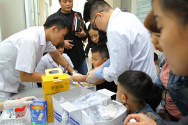 Sợ bị làm 'méo' kết quả, phụ huynh Bắc Ninh ồ ạt đưa con lên Hà Nội xét nghiệm sán