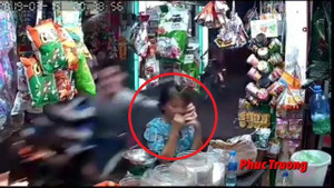 Clip: Cướp lao xe qua như cơn gió, giật phăng điện thoại khiến nạn nhân ngã dúi dụi