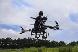 Người đàn ông Trung Quốc tự chế tạo xe bay như phim viễn tưởng