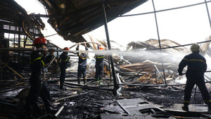 Hàng trăm công nhân bất lực chứng kiến kho gỗ của công ty bị thiêu rụi