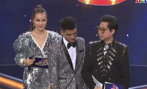 Ngọc Sơn nhiệt tình lên sân khấu hướng dẫn Mạc Văn Khoa làm MC