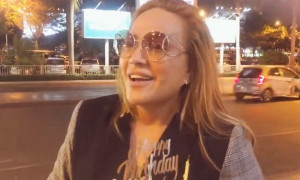 Danh ca Thanh Hà biểu cảm đáng yêu khi được tổ chức sinh nhật bất ngờ ở sân bay