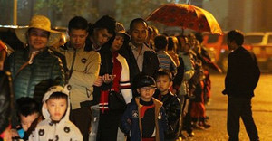 Ảnh: Dân Bắc Ninh đổ lên Hà Nội, xếp hàng từ 3h chờ xét nghiệm sán lợn