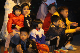 Hàng trăm trẻ và phụ huynh Bắc Ninh co ro trong mưa rét chờ xét nghiệm sán lợn