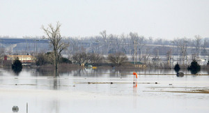 Căn cứ không quân trọng yếu của Mỹ bị nước lũ nhấn chìm