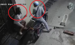 Clip: Cô gái phản xạ nhanh như cắt khiến tên cướp ra về trắng tay