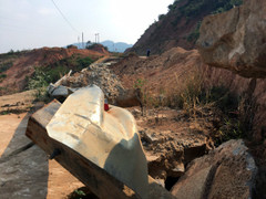 Đường hơn 543 tỷ đồng ở Kon Tum tan nát, hố tử thần giăng 'bẫy' người dân