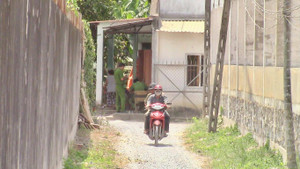 Chủ nhà phát hiện xác chết đang phân hủy phía sau nhà