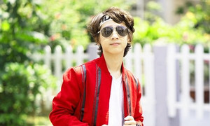 Con trai nuôi Isaac gây ngạc nhiên với hình ảnh khác lạ