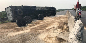 Tài xế ngủ gật, xe chở tôm đông lạnh tông vào taluy rồi lật tung bánh chắn ngang quốc lộ