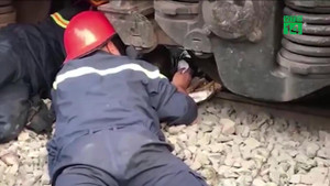 Nghẹt thở giải cứu người đàn ông mắc kẹt dưới gầm tàu hỏa ở TP.HCM