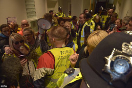 Người biểu tình 'Áo vàng' xông thẳng vào văn phòng Bộ trưởng Tư pháp Anh