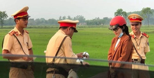 Sự thật thông tin CSGT Quảng Trị dựng cảnh lắp gương cho cô gái để 'làm màu'