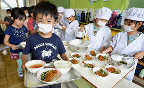 Video: Mục sở thị bữa ăn kiểu mẫu của học sinh Nhật Bản