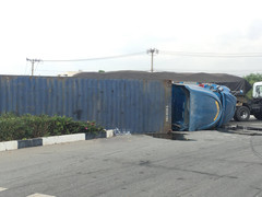 Xe container lật giữa ngã tư, 4 người trong gia đình mắc kẹt bên trong