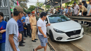 Đà Nẵng: Tài xế ngang nhiên đậu ô tô suốt 2 tiếng đồng hồ trên đường ray