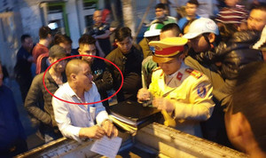 Danh tính tên côn đồ lái ô tô gây tai nạn, đâm gục người đi xe máy giữa phố Hà Nội