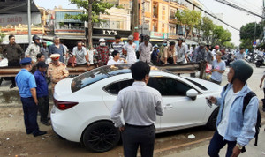 Tài xế ngang nhiên đậu ô tô suốt 2 tiếng đồng hồ trên đường ray bị phạt 4 triệu đồng