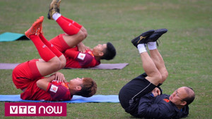 Clip: Thầy Park tận tình chỉ dạy 'bài lạ' cho U23 Việt Nam