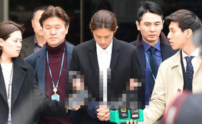 Sau khi nhận tội, ca sĩ trong nhóm chat tình dục của Seungri bị trói chặt, còng tay đưa đến trại giam