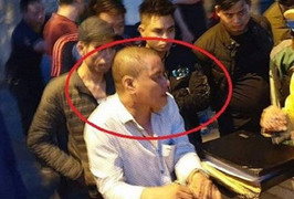 Tạm giữ tên côn đồ lái ô tô gây tai nạn, đâm gục người đi xe máy giữa phố Hà Nội