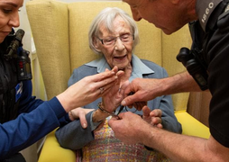 Cả đời chưa bao giờ phạm pháp, cụ bà 104 tuổi 'bị bắt giữ'