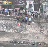 Công an dầm mình cứu vớt cô gái tự tử dưới sông Tô Lịch hôi thối