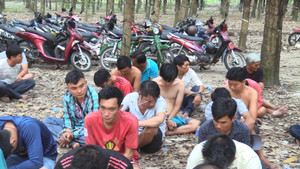 Bắt giữ 39 con bạc đang say sưa sát phạt giữa rừng cao su, thu giữ hơn 130 triệu đồng