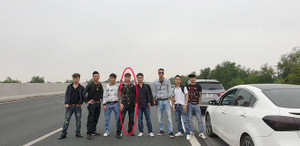 Dừng xe trên cao tốc, dàn hàng ngang chụp ảnh, Khá 'Bảnh' bị lập biên bản xử phạt 5,5 triệu đồng