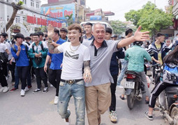 Chào đón 'Khá bảnh' như một người hùng thì loạn thật rồi!