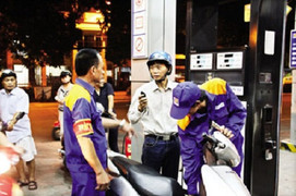 Nhân viên cây xăng bị người mua đâm nhập viện ở TP.HCM