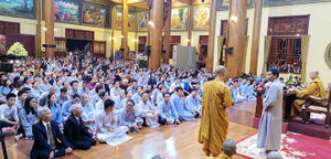 Nửa tháng tắm 1 lần và những quy định quái đản tại chùa Ba Vàng