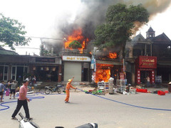 Xưởng sửa chữa ô tô bốc cháy ngùn ngụt, 2 ngôi nhà bên cạnh bị thiêu rụi ở Hà Tĩnh