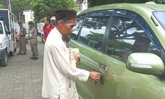 Bị phát hiện đi ô tô, ông lão ăn xin vẫn 'mặt dày' tiếp tục hành nghề