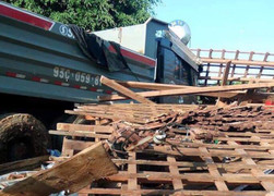 Xe ben húc đổ nhà dân, 2 người thương vong