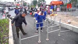 Cận cảnh rào chắn ngăn những kẻ vô văn hóa phi xe máy vào đường đi bộ dài nhất Thủ đô