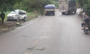 Tránh vào nhà dân, xe Innova vẫn bị xe tải 'điên' tông trực diện khiến 8 người thương vong