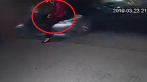 Clip: Ngồi bấm điện thoại dưới lòng đường, 'ninja Lead' bị ô tô tông