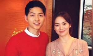Thực hư bức ảnh Song Joong Ki tình tứ bên cạnh Song Hye Kyo đập tan tin đồn ly hôn