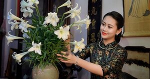 Ảnh: Hoa khôi Miss Thăng Long dịu dàng khoe sắc bên hoa loa kèn