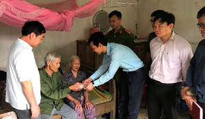 Chiến sỹ An ninh trao tặng quà cho gia đình chính sách tại Ninh Bình