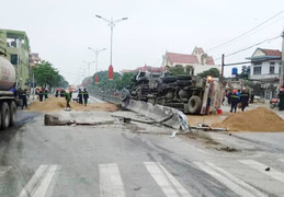 Xe bồn tông dải phân cách rồi lật nghiêng, hàng nghìn lít xăng chảy tràn ra quốc lộ