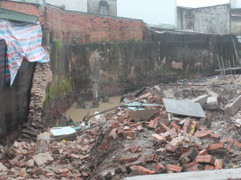 Đứng xem bố đào mương, con gái 8 tuổi bị tường rào đổ sập đè chết