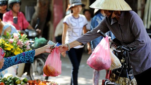 Một ngày người Hà Nội thải bao nhiêu túi nilon?