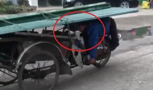 Clip: Xe máy chở tôn kiểu không giống ai khiến người xem rợn tóc gáy