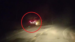 Clip: Ô tô Ford Everest lao xuống vực sâu giữa trời tối ở Bình Thuận