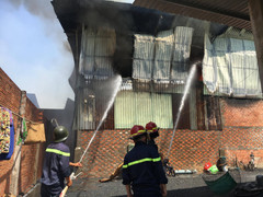 Cháy lớn ở công ty gỗ rộng 1.000m2 tại Bình Dương