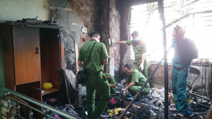 Giải cứu 2 người mắc kẹt trong ngôi nhà bốc cháy dữ dội ở Đà Nẵng